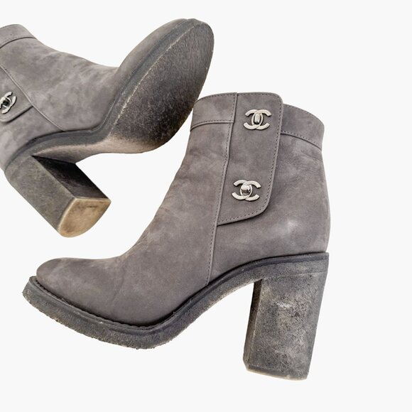 Chanel CC Turnlock Ankle Boots EU 38 US 7-7.5 Grey Suede High Block Heel Bootie - Picture 13 of 14